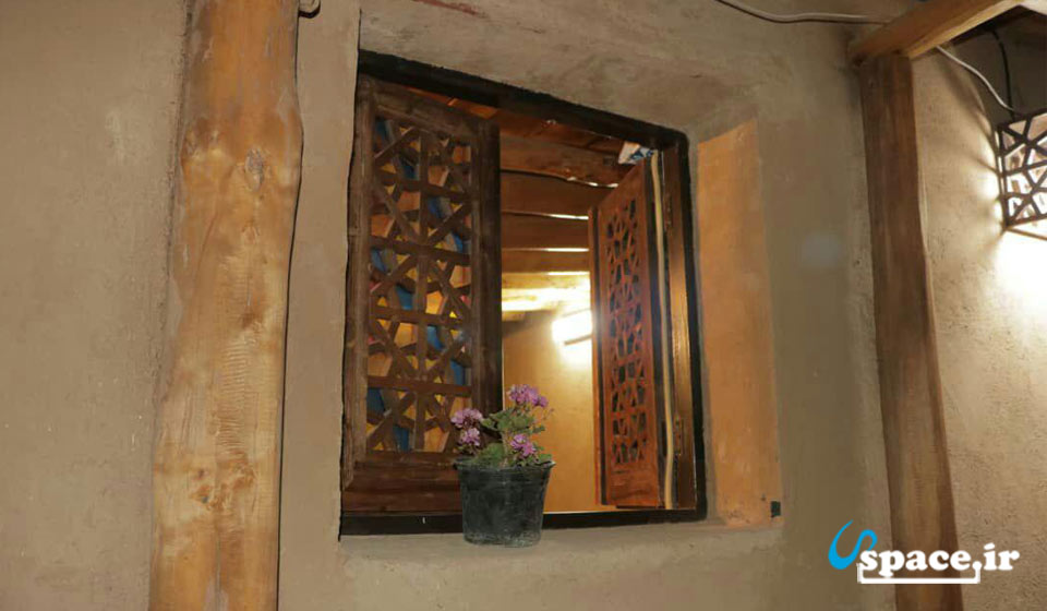 پنجره های چوبی و زیبای اقامتگاه بوم گردی کهبد - شاهرود - شهر بسطام